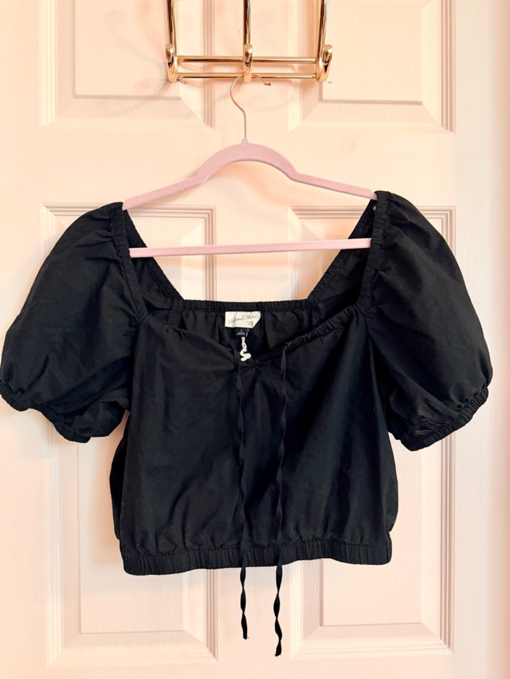 Black puffed sleeve crop top